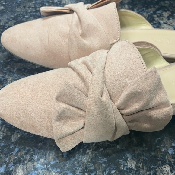 Flat shoes. Encourage to pick up at Scarborough - Picture 2 of 4